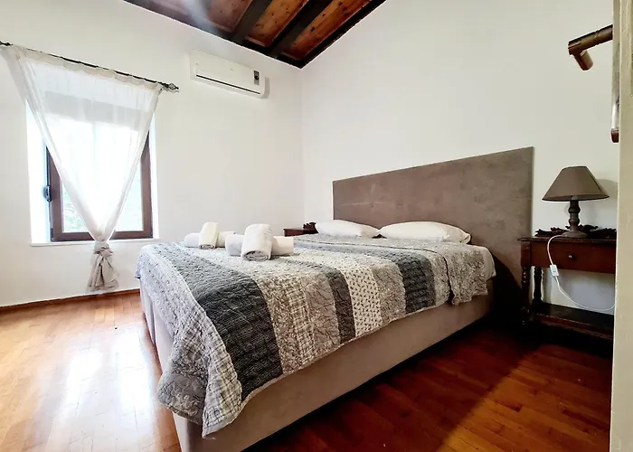 Shades Of Wood Old Town