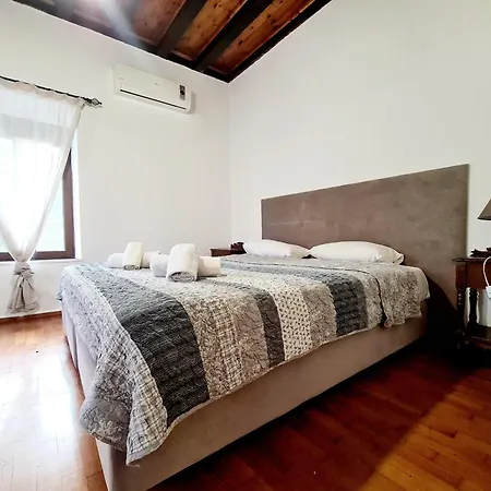 Shades Of Wood Old Town