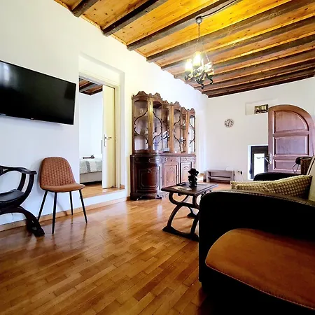 Shades Of Wood Old Town Apartment *