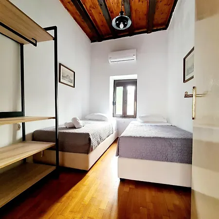 Shades Of Wood Old Town Apartment *