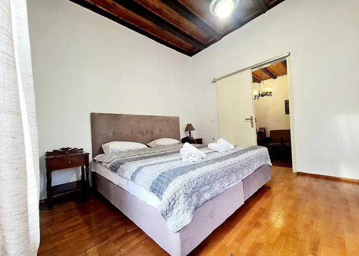 Shades Of Wood Old Town