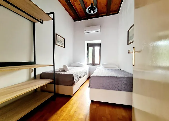 Shades Of Wood Old Town Apartment *